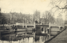 2165 Gezicht op de Willemsbrug over de Stadsbuitengracht te Utrecht met links enkele huizen aan het Willemsplantsoen.